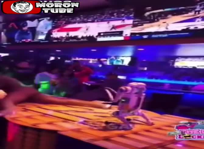 Video :At a strip bar, a Boston Dynamics mechanical dog enjoys himself